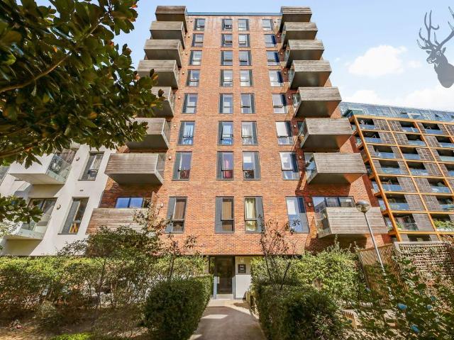 Flat for sale in Bromley-by-Bow, Greater London