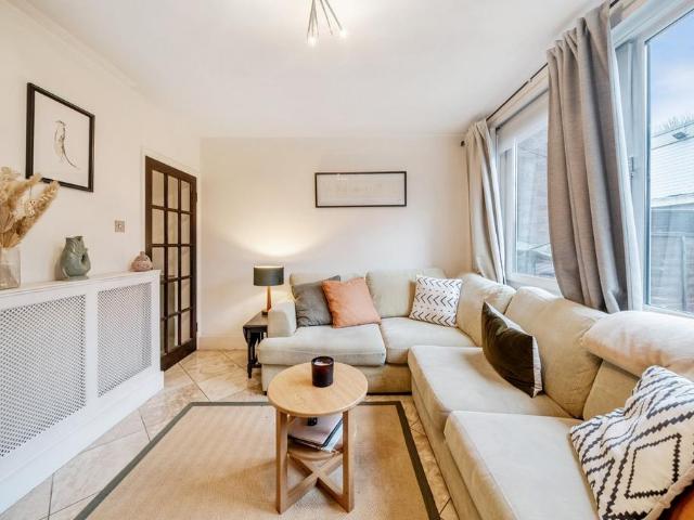 Flat for sale in Stockwell, Greater London