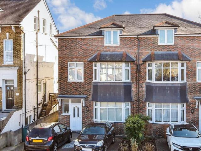 Flat for sale in Wallington, Greater London