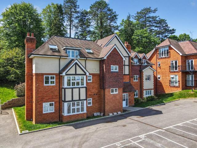 Flat for sale in Caterham Valley, Hillview