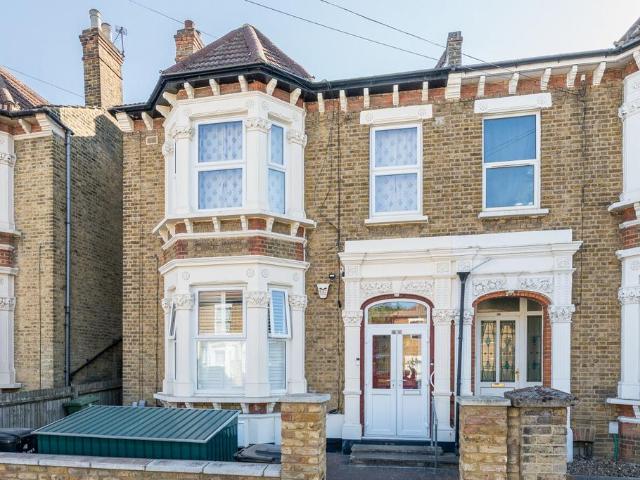 Flat for sale in Penge, Greater London