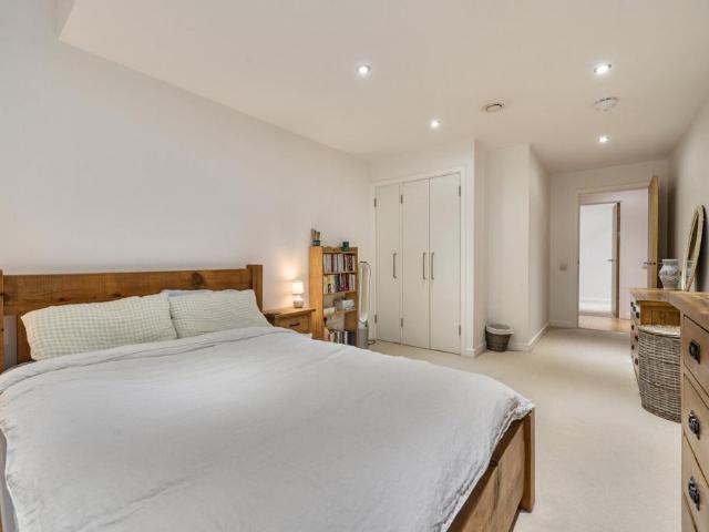 Flat for sale in Kennington Cross, Greater London