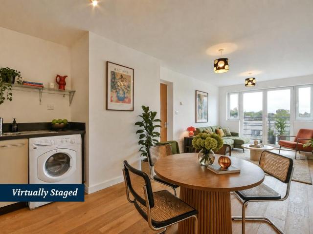 Flat for sale in Hale End, Greater London
