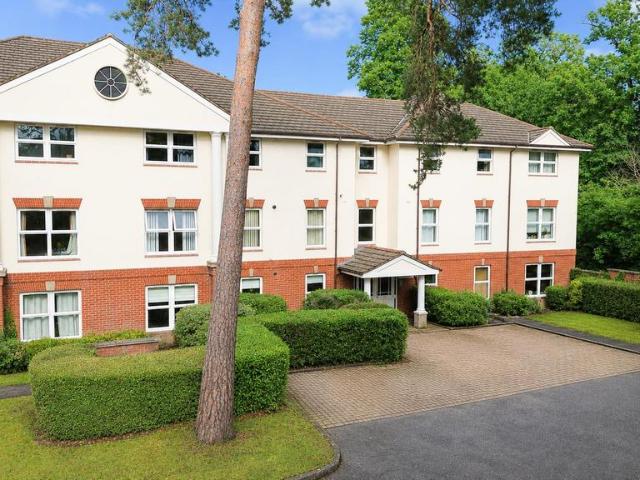 Flat for sale in Farnborough, Hampshire