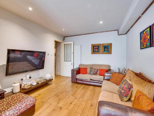 Flat for sale in Kilburn, Greater London