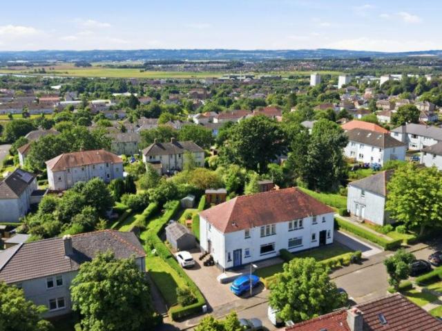 Flat for sale in Duntocher, Scotland