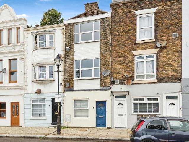 Flat for sale in Clarendon, Ash