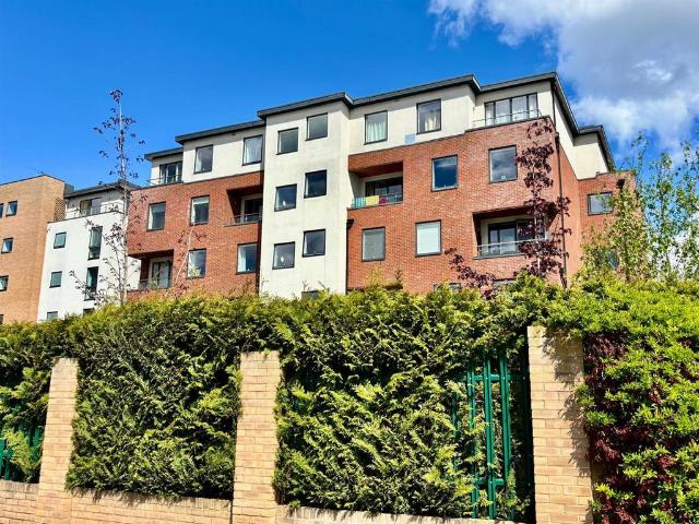 Flat for sale in Heol-las, Surrey