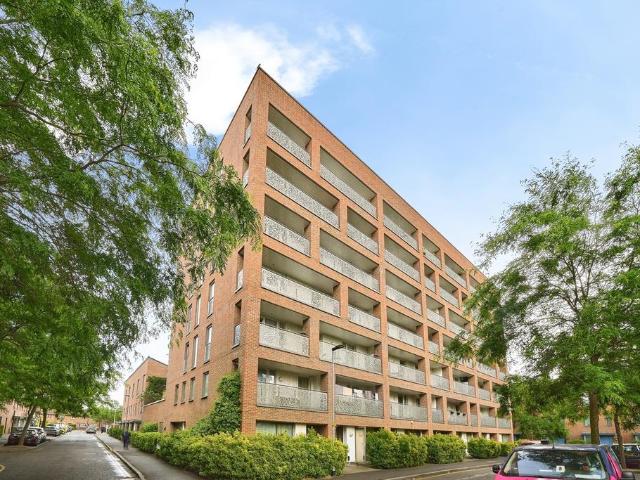 Flat for sale in Canning Town, Greater London