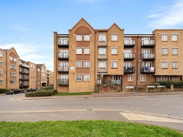 Flat for sale in Ebbsfleet, Monks Orchard