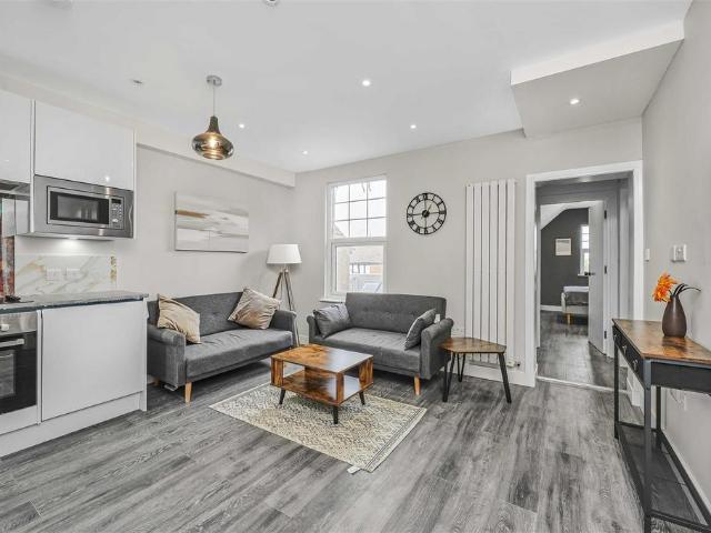 Flat for sale in North Sheen, Greater London