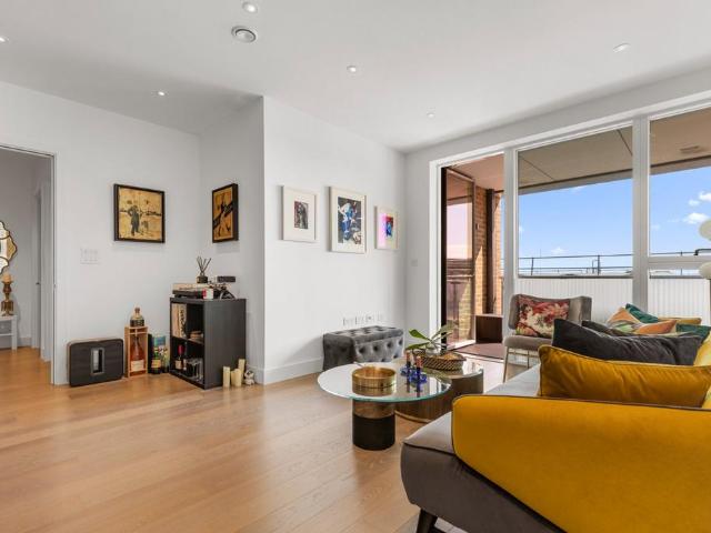 Flat for sale in Brondesbury, Greater London