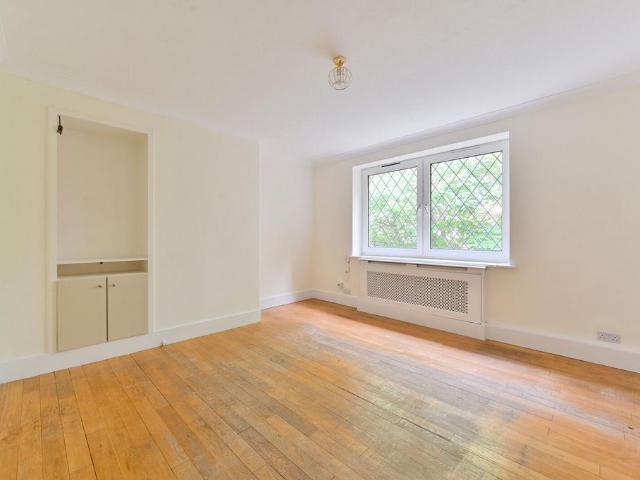 Flat for sale in Battersea, Greater London