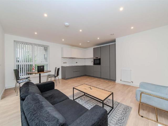 Flat for sale in London Borough of Ealing, Greater London