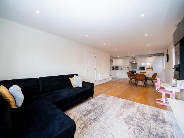Flat for sale in Rickmansworth, Three Rivers