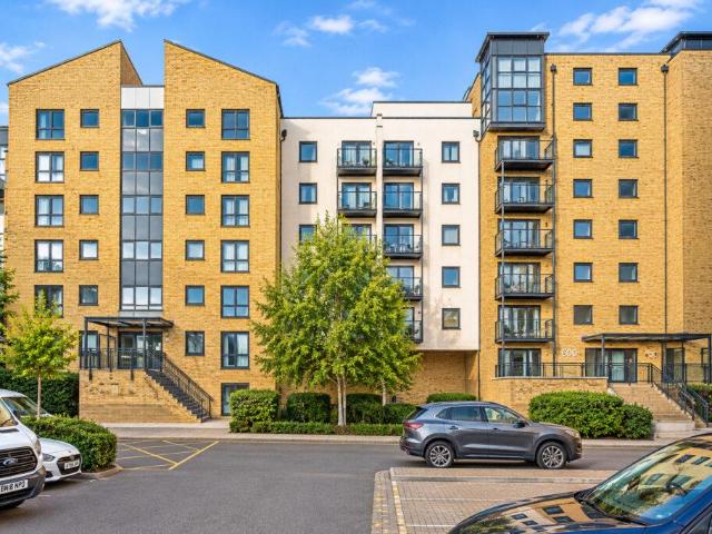 Flat for sale in Horsell, Woking