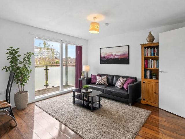 Flat for sale in Shepherd's Bush, Greater London