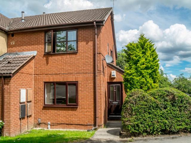 Flat for sale in Churwell, West Yorkshire