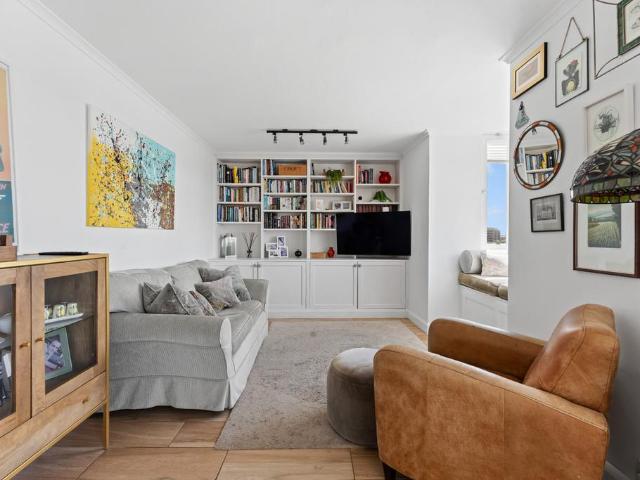 Flat for sale in Clapham Junction, Greater London