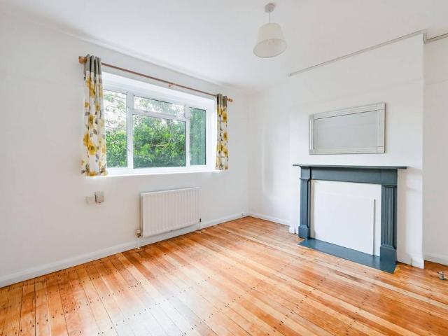 Flat for sale in North Kensington, Greater London