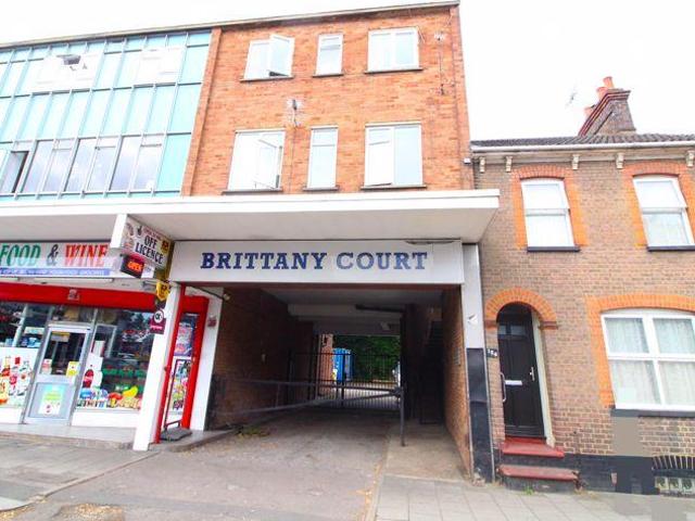 Flat for sale in Dunstable, Bedfordshire