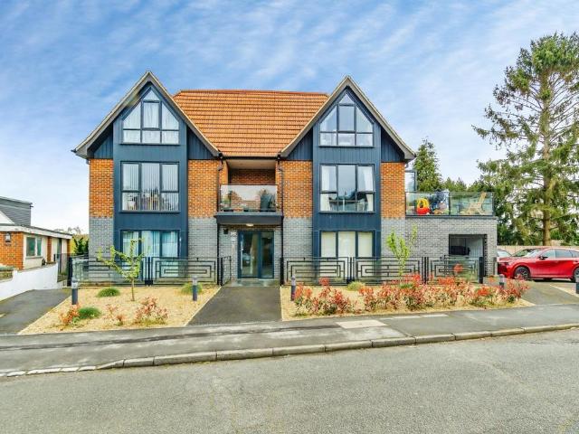 Flat for sale in London Borough of Croydon, Selsdon