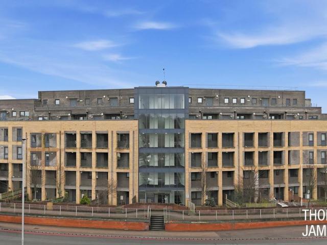 Flat for sale in New Southgate, Greater London