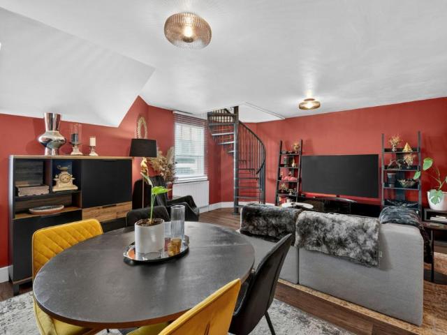 Flat for sale in Mortlake, Greater London