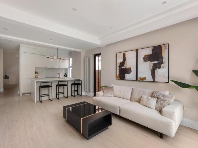 Flat for sale in Harlesden, Greater London