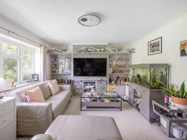 Flat for sale in London Borough of Ealing, Park Royal