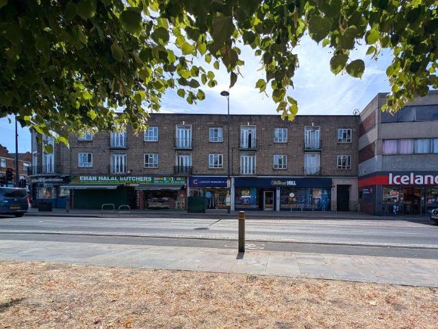 Flat for sale in London Borough of Merton, Mitcham