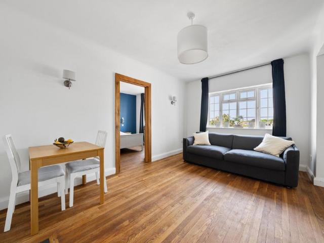 Flat for sale in Mortlake, Greater London