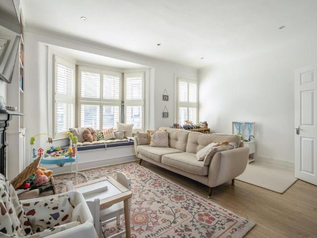 Flat for sale in Summerstown, Greater London