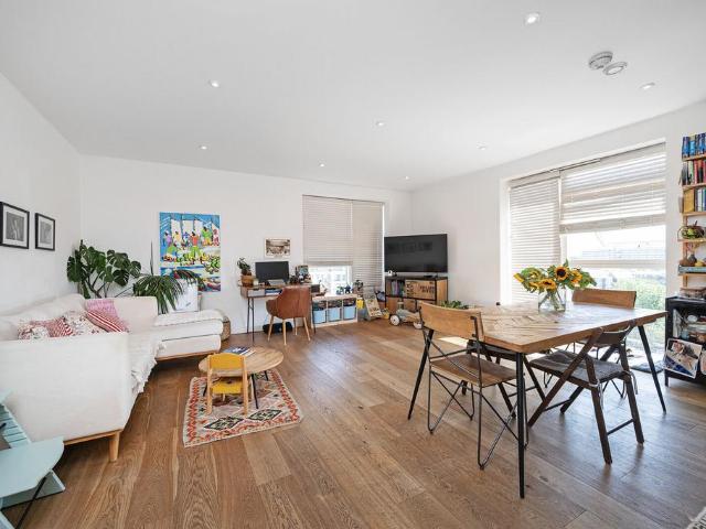 Flat for sale in South Hackney, Greater London