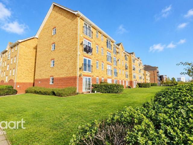 Flat for sale in South Stifford, Grays
