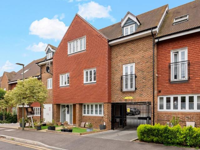 Flat for sale in Red Hill, Surrey