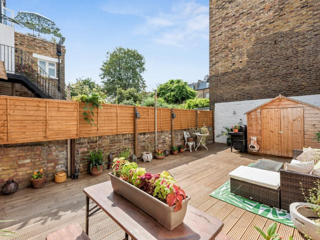 Flat for sale in Islington, Greater London