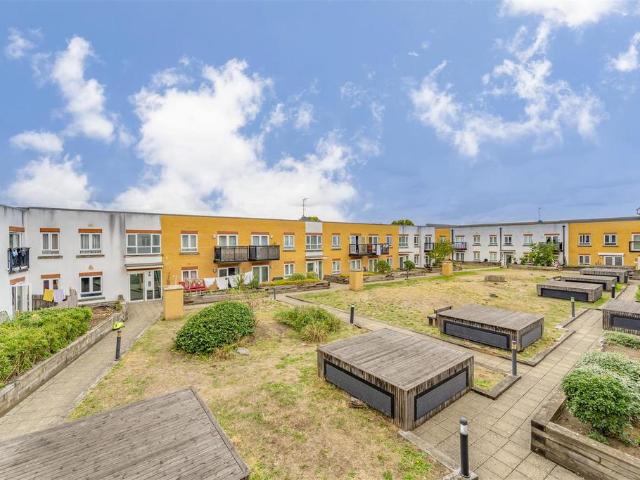 Flat for sale in London Borough of Ealing, Greater London