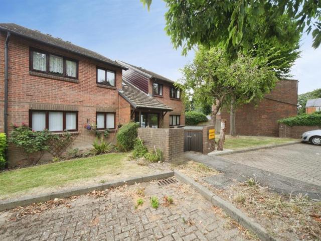 Flat for sale in Dunstable, Bedfordshire