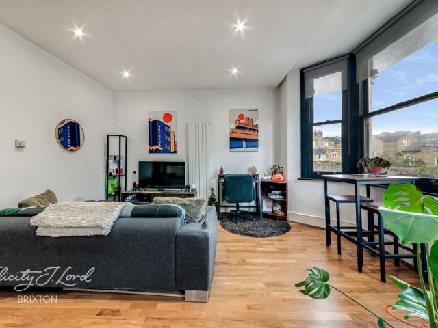 Flat for sale in Streatham Hill, Greater London