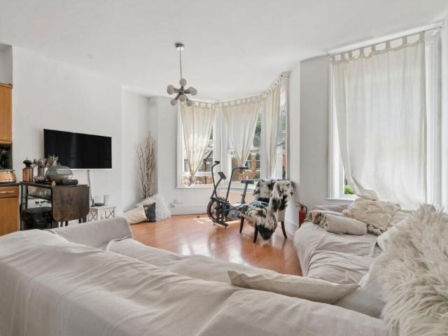 Flat for sale in London Borough of Lewisham, Ladywell