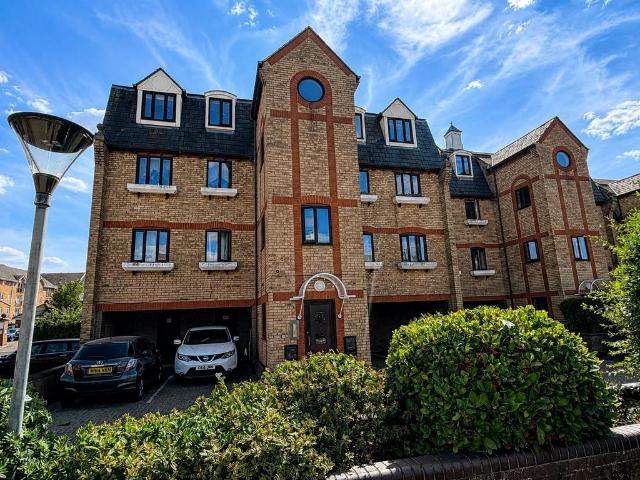 Flat for sale in Grays, Essex