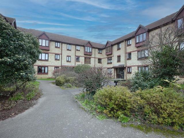 Flat for sale in Dagenham, Becontree Heath