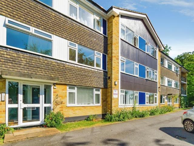Flat for sale in Hillview, Surrey