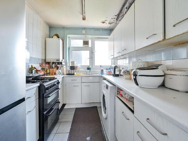 Flat for sale in Stockwell, Greater London