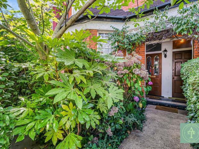 Flat for sale in Palmers Green, Greater London