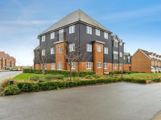 Flat for sale in Kilnwood Vale, Horsham