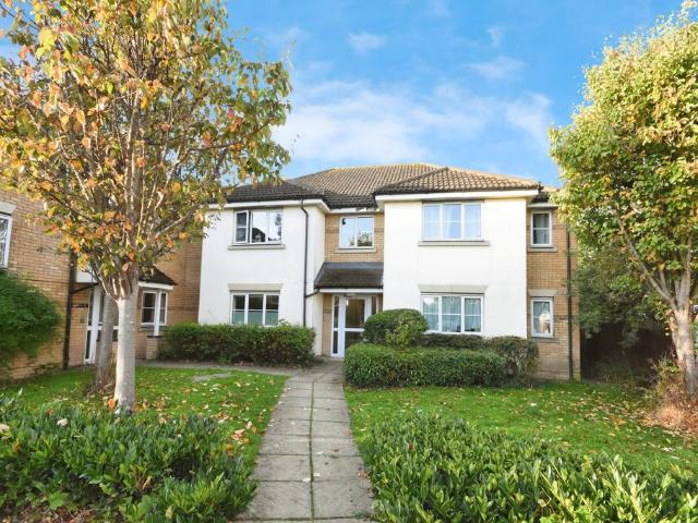 Flat for sale in Harold Wood, Greater London