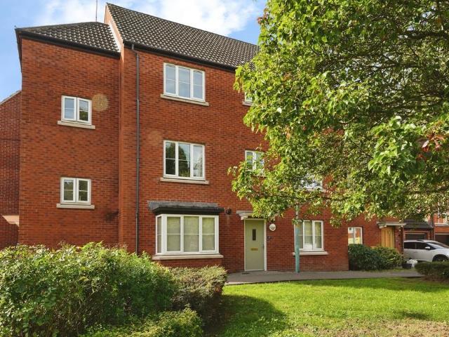 Flat for sale in Dursley, Stroud