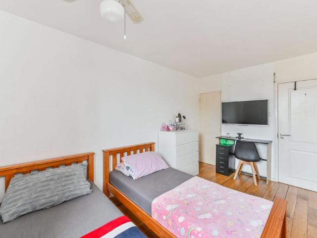 Flat for sale in Stockwell, Greater London